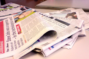 Varios periódicos sobre una mesa
