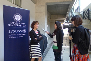 Laura Gordon siendo entrevistada en la Universidad San Sebastián