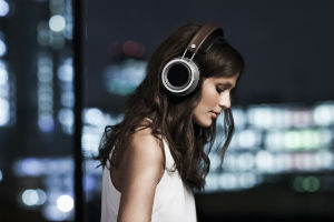 Mujer escuchando música con audífonos