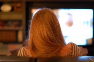 Mujer viendo televisión
