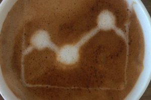 Taza de café con un gráfico dibujado en la espuma