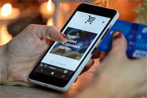 Mujer comprando vía Internet usando un smartphone