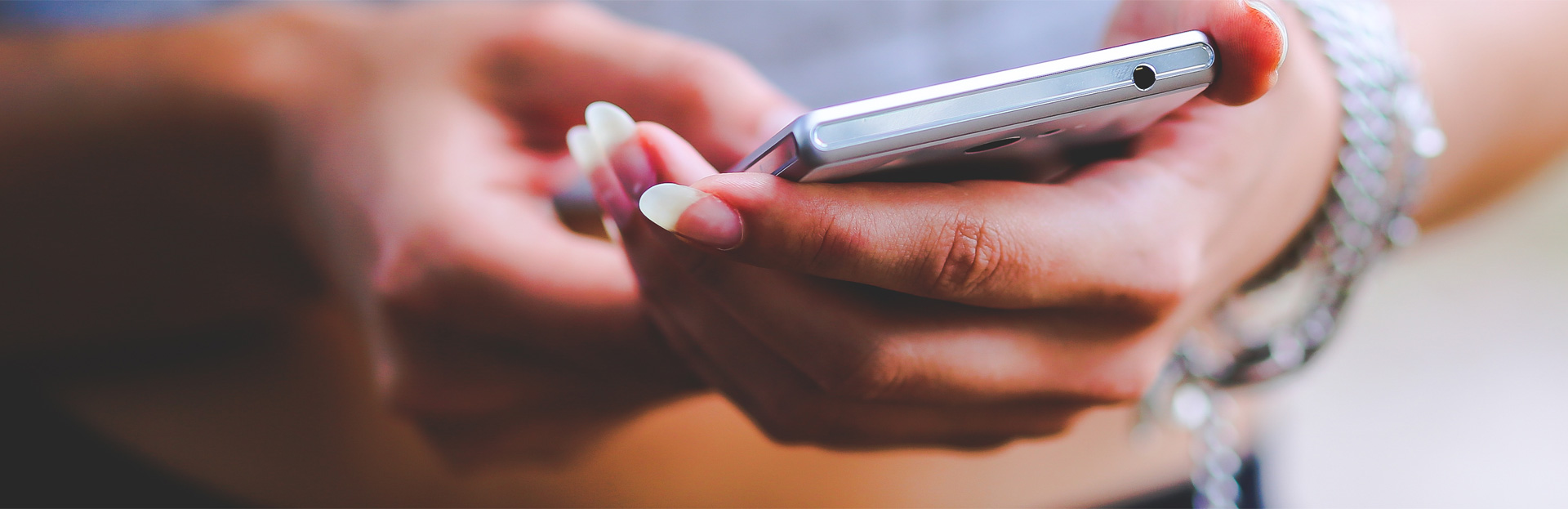 Mujer usando un smartphone