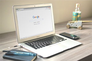 Laptop mostrando el navegador abierto en Google.com