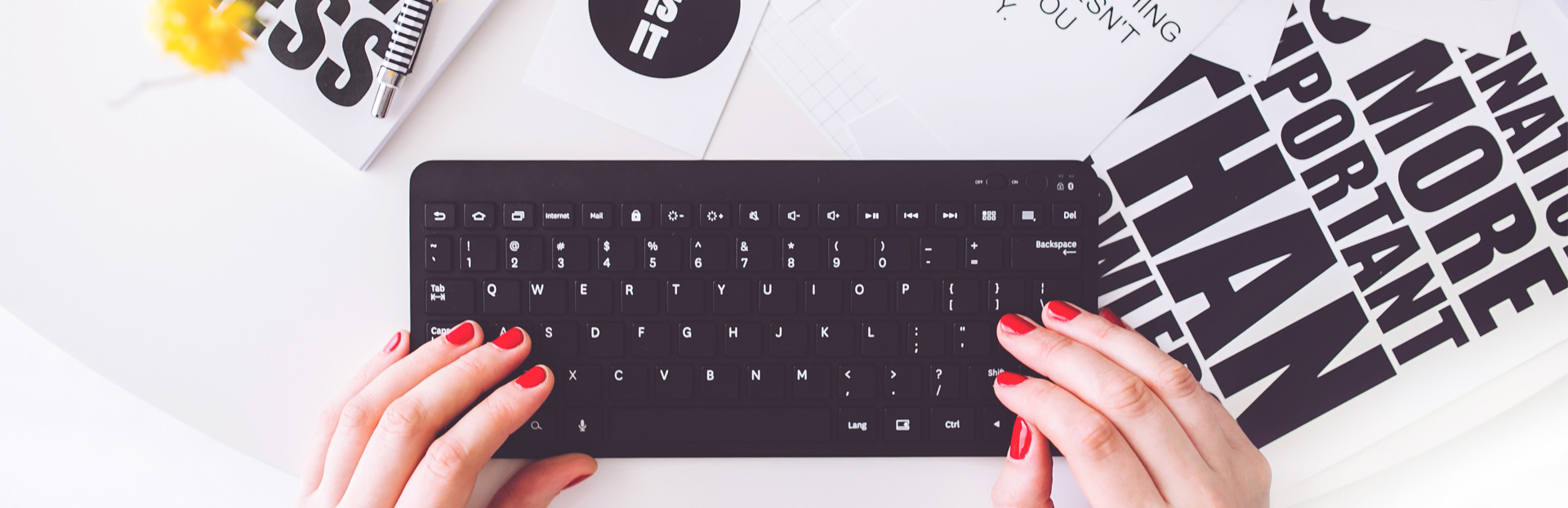 Mujer escribiendo sobre un teclado de computadora