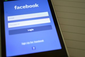 Celular mostrando el ingresa la aplicación de Facebook