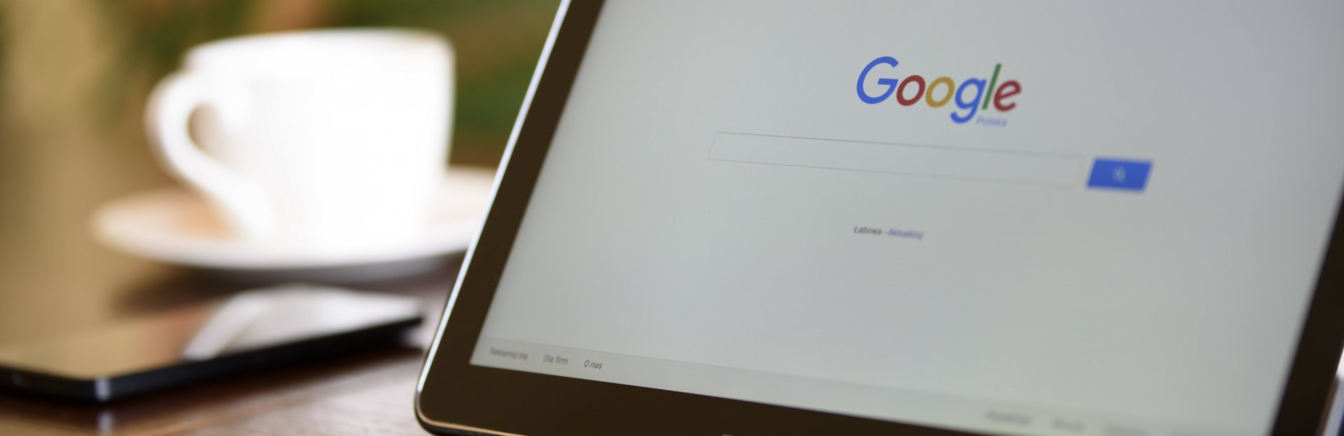 Tablet mostrando el buscador Google
