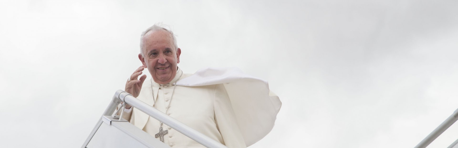 Papa Francisco saludando