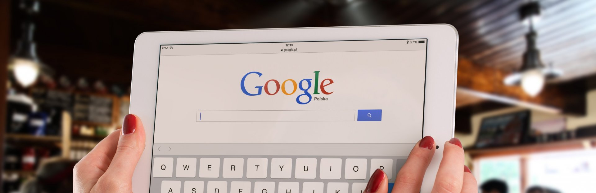 Mujer con un tablet buscando en Google