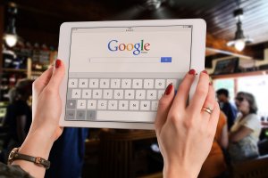 Mujer con un tablet buscando en Google