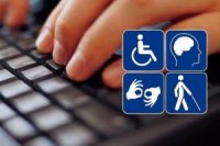 Manos sobre un teclado con símbolos de accesibilidad