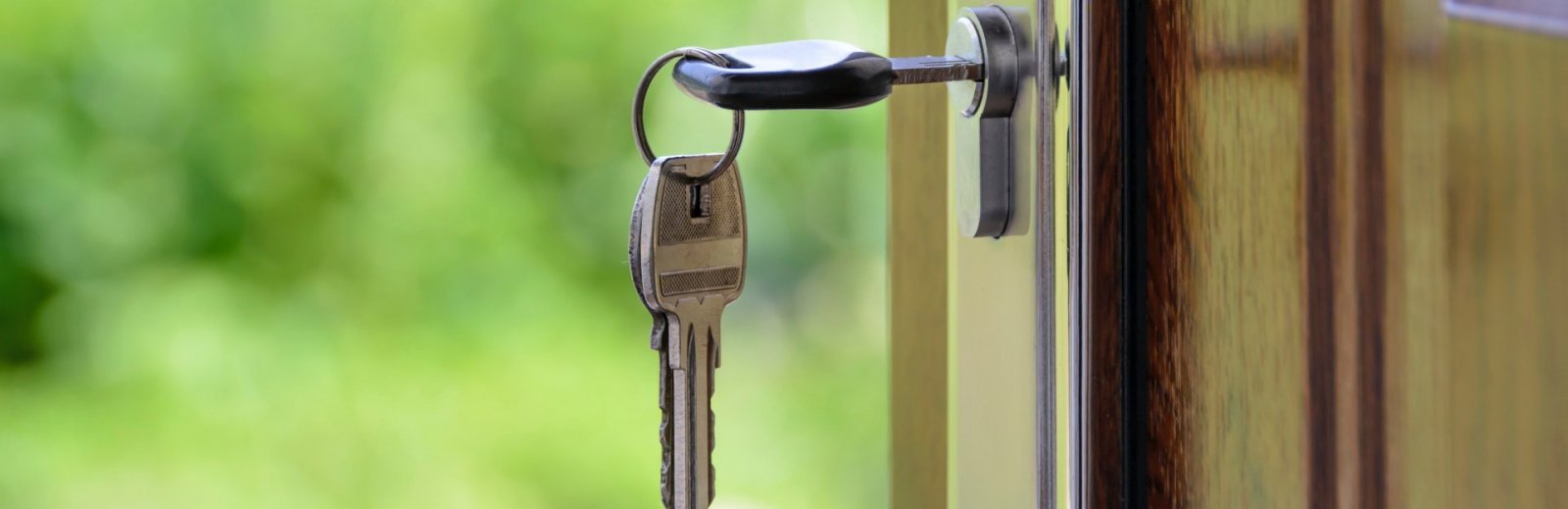 Llaves puestas en el cerrojo de una puerta