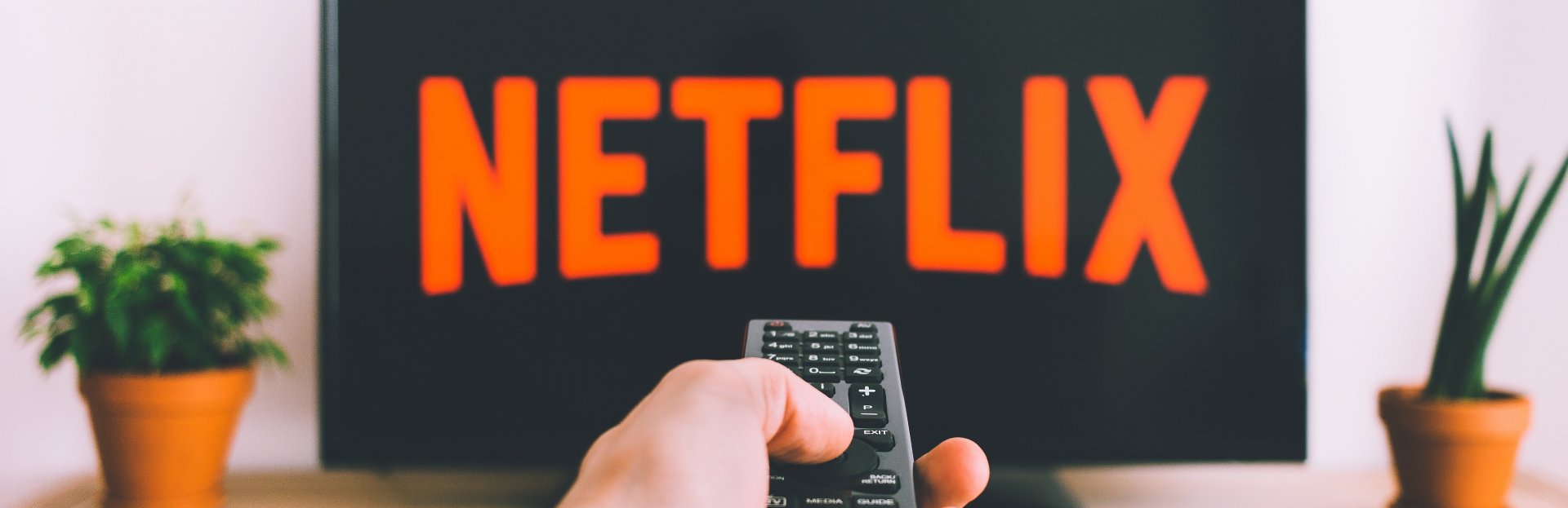 Televisor mostrando el logo de Netflix