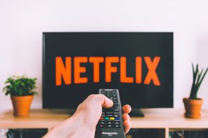 Televisor mostrando el logo de Netflix