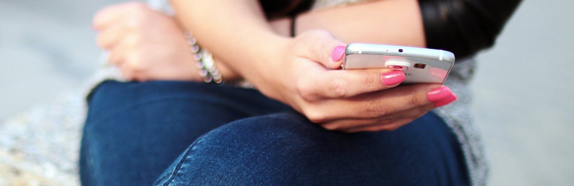 Mujer con un smartphone en la mano