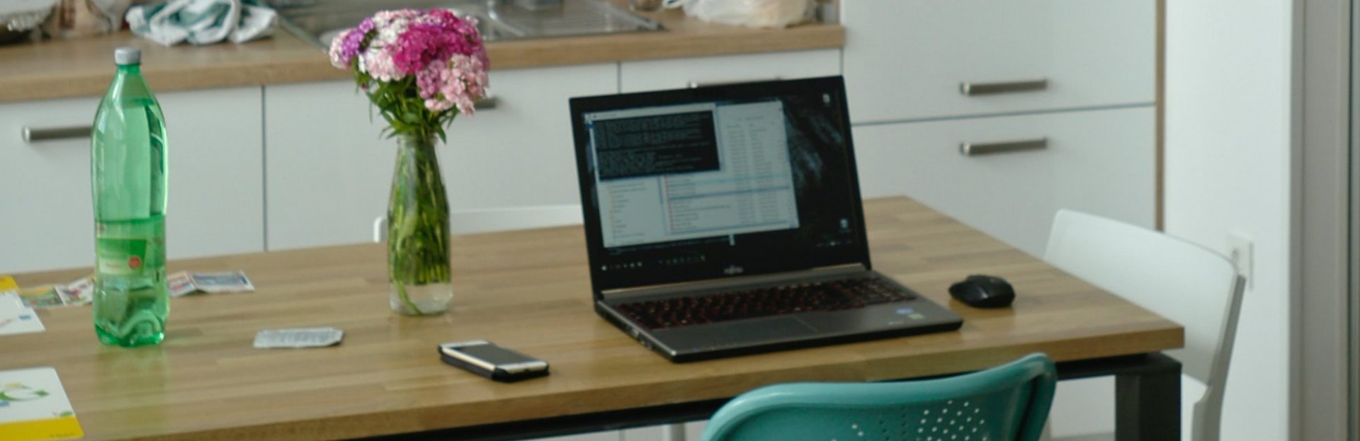 Mujer usando un laptop sobre un sillón