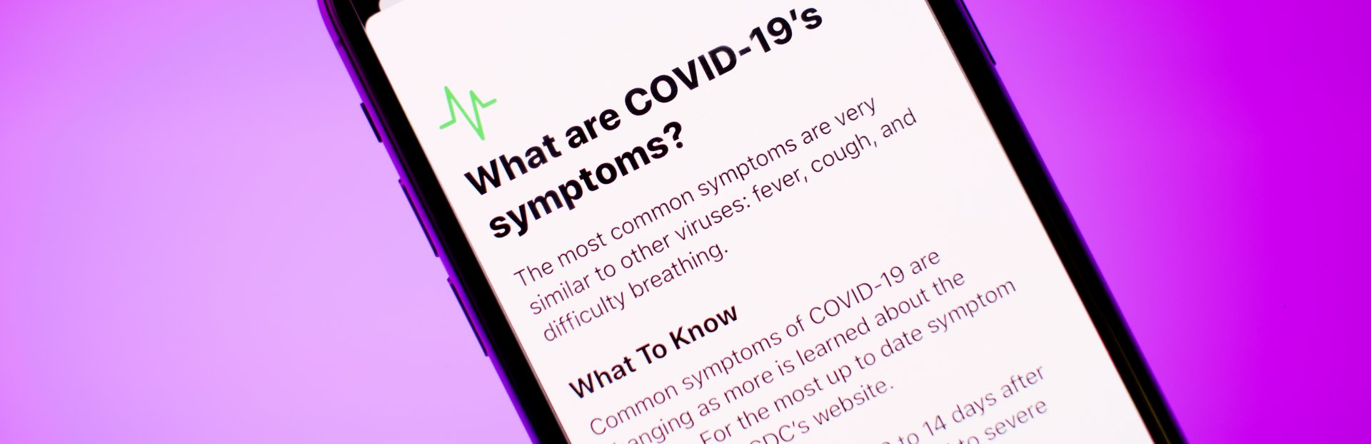 Celular mostrando información sobre COVID-19