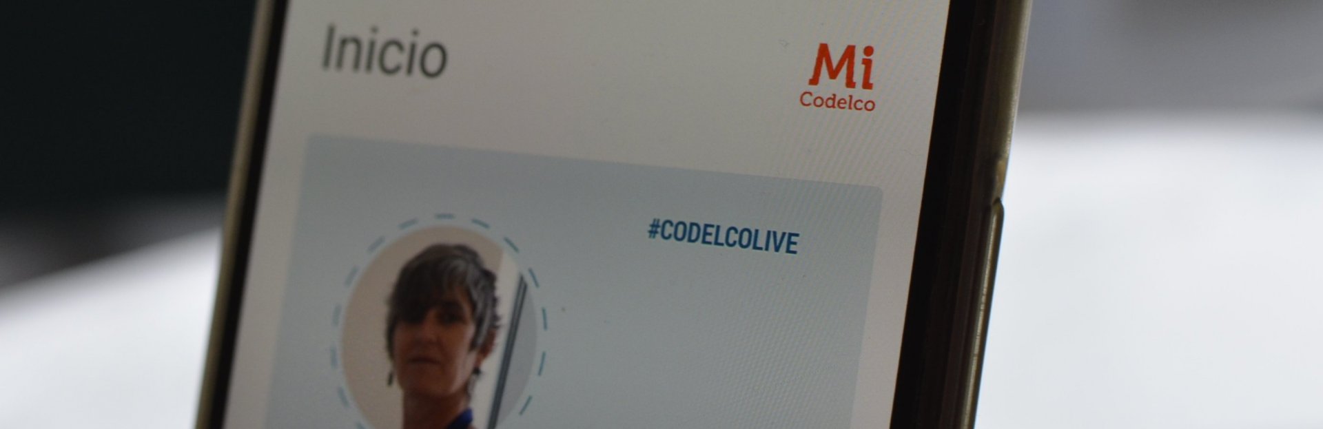 Celular mostrando la app Mi Codelco 2.0