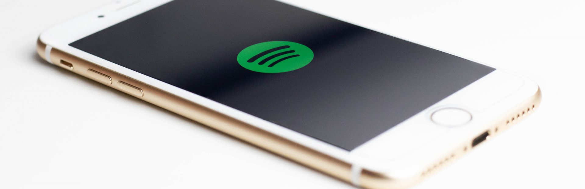 iPhone con el logo de Spotify