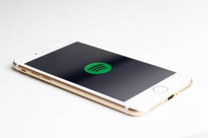 iPhone con el logo de Spotify