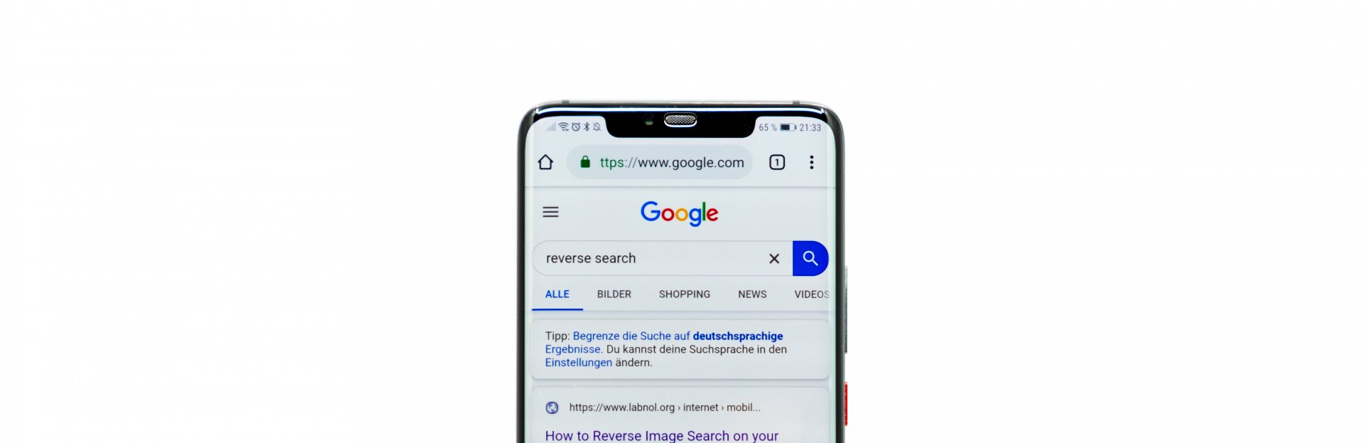 Smartphone mostrando resultados de Google