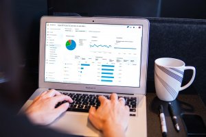 Macbook mostrando Google Analytics